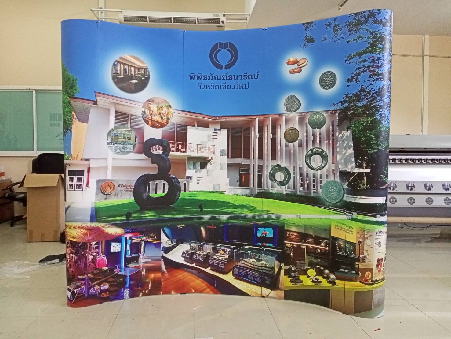 BACK DROP ฉากแบคดรอป รุ่นมน แบบโค้ง โครงอะลูมิเนียม ถอดประกอบได้ พร้อมงานพิมพ์ +โคมไฟ 2 ชุด และกระเป๋าล้อลาก 1 ใบ