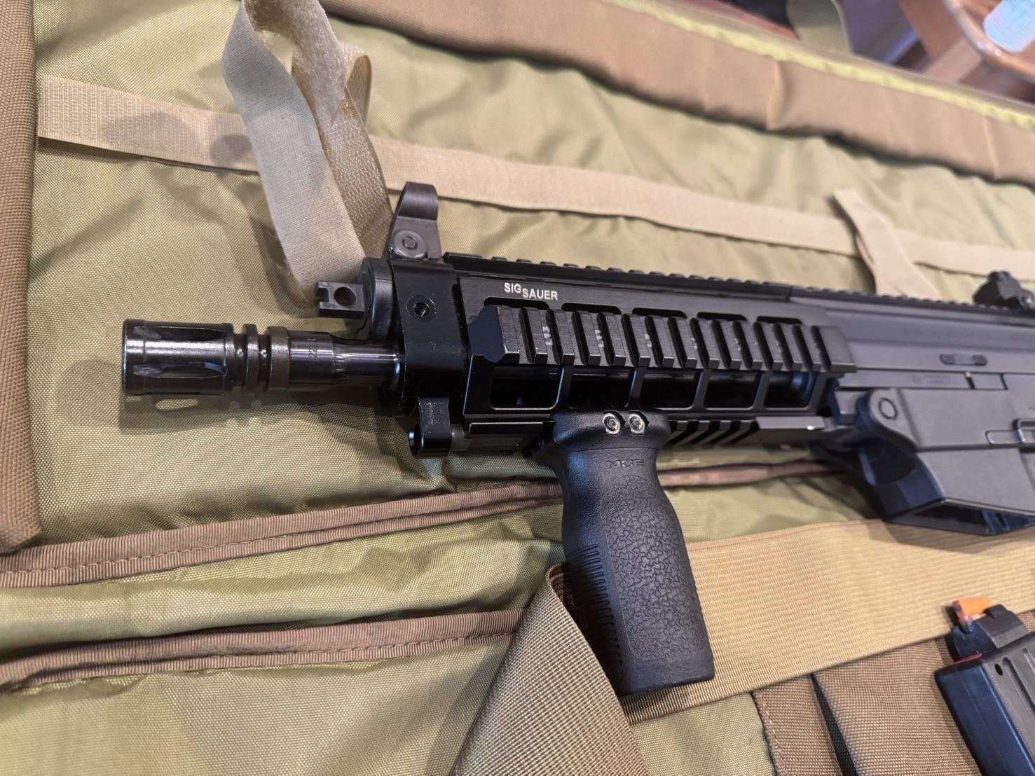 [ปืนฝากขายมือสอง] SIG 522 .22LR โครตสวย โครตสุด มาพร้อมแม็ก2ตัว ยิงดีมากๆยิงดีด้วย ระบบสมบรูณ์ !!