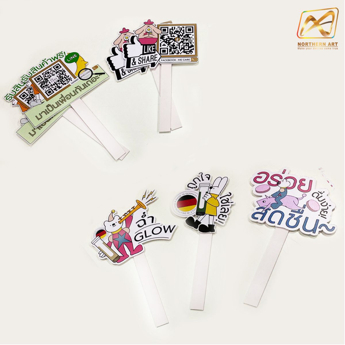 ป้ายทรูปมือถือ ด้ามถือพลาสวูด รูปทรงไดคัทตามความต้องการ พร้อมงานพิมพ์สติ๊กเกอร์ติดโฟมบอร์ด