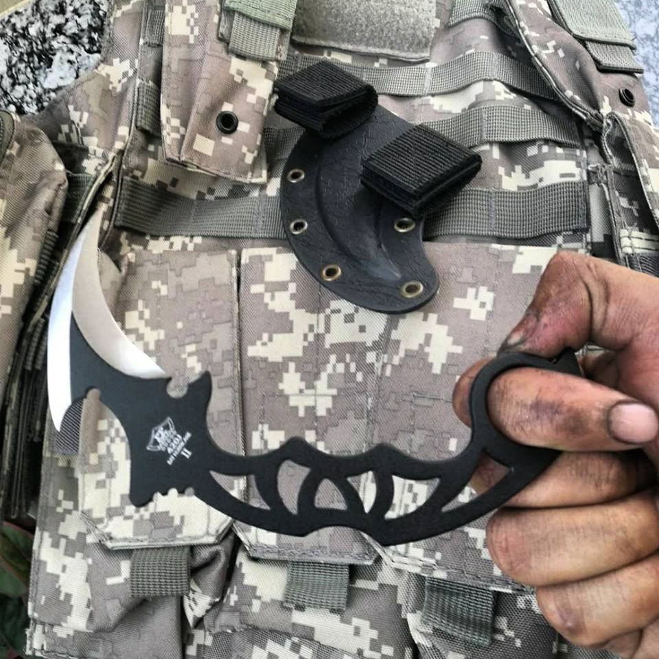 มีดควง Bat Black Hurricane มีดควงคารัมบิต 2 คม ทำจากสแตนเลส420 ไม่ต้องกลัวสนิม และเป็นมีดควงที่โด่งดังที่สุด ที่ขายออกไปแล้วทั่วโลก