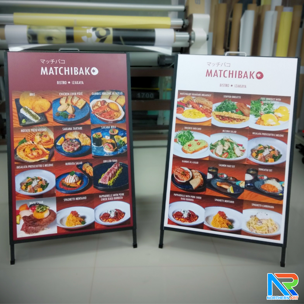 ป้ายตั้งพื้นเหล็ก สีดำ มีด้ามจับ ขนาด 60x90 cm. โชว์งานพิมพ์ 2 ด้าน พับเก็บได้ เคลื่อนย้ายสะดวก