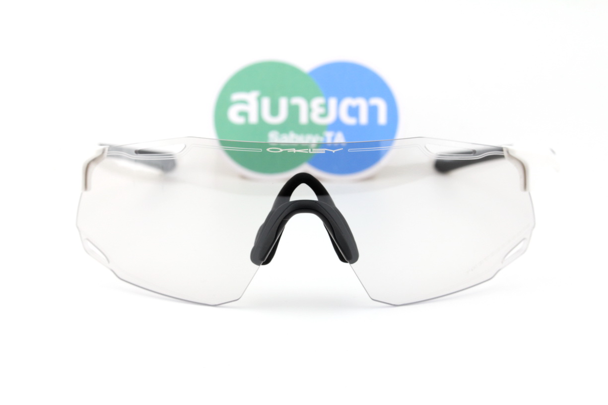 Oakley CYBR DYNO Matte White / Clear Photochromic 50% Black SKU#OO9513D-01