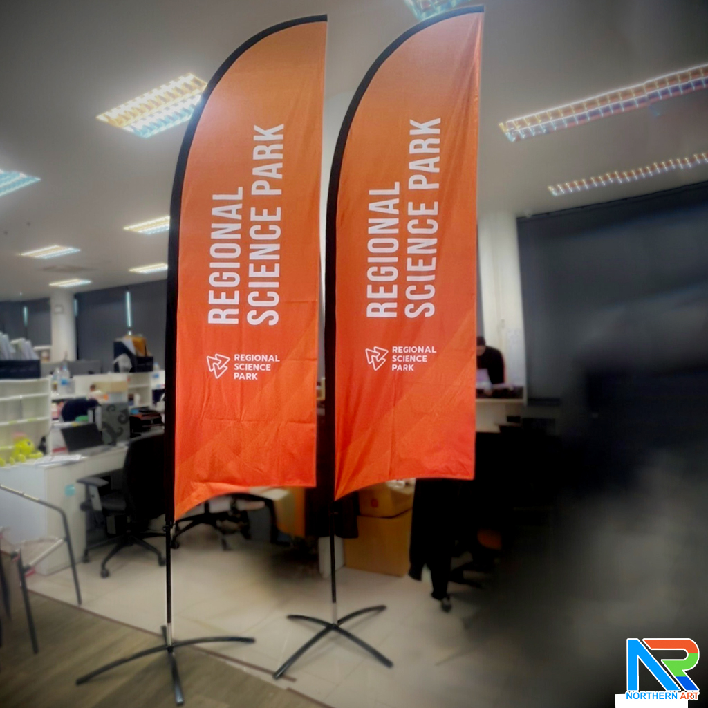 ธงชายหาด รุ่น 2IN 1 ขนาด M แบบใบกล้วย สูง 300 cm.(เมื่อประกอบเสาและผ้าแล้ว) ถอดประกอบได้ พร้อมกระเป๋า 1 ใบ