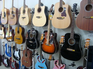 กีต้าร์โปร่ง กีต้าร์ไฟฟ้า หลากหลายยี่ห้อ ทั้งของใหม่ และมือสอง ขายถูกมาก