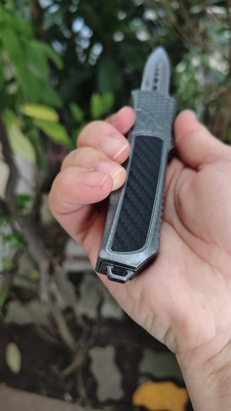 มีด OTF (Out The Front) Dagger ดีไซน์สุดล้ำ! ดุดัน ไม่เหมือนใคร! 🔥 มีดพับออโต้แบบ OTF (Out The Front) ที่ไม่ใช่แค่ใช้งานได้ แต่ยังสะท้อนรสนิยมที่ไม่ธรรมดา ระบบ OTF Dual Action: เปิด-ปิดใบมีดได้รวดเร็วทันใจ เพียงเลื่อนสไลด์ ไม่ต้องกลัวพลาด! ดีไซน์ด