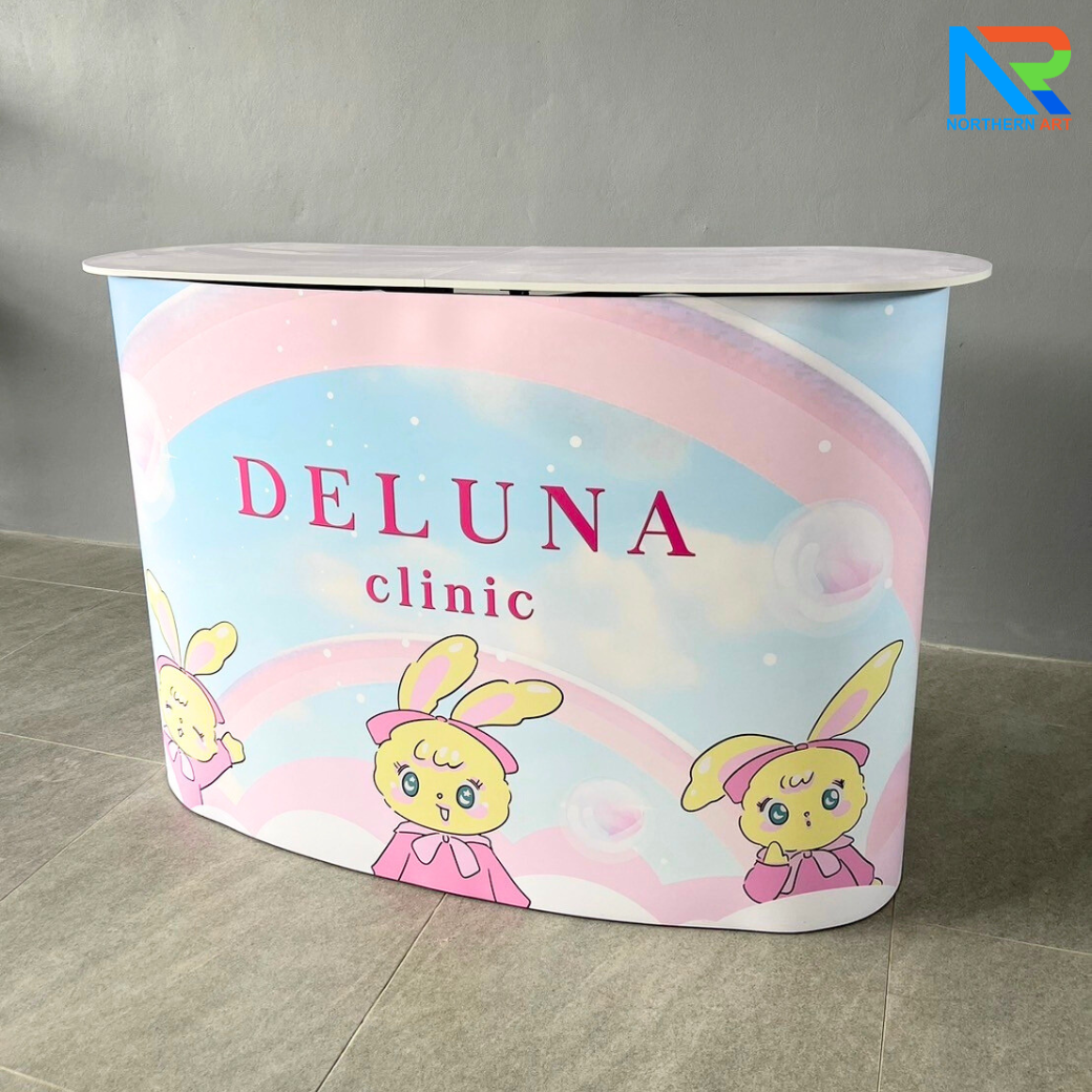 เคาน์เตอร์สำเร็จรูป รุ่นโค้ง TOPสีขาว มีช้นวาง ขนาด (W)133 x (D)39 x (H) 90 cm.โครงอะลูมิเนียม พับเก็บได้ เคลื่อนย้ายสะดวก