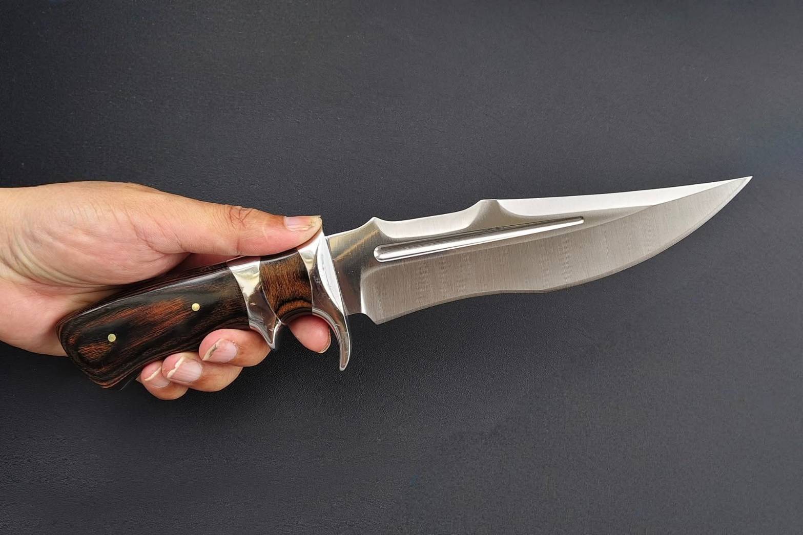 มีดฮันเตอร์ RED WOLF มีดสไตล์คลาสสิค hunt ใบมีดแบบนักล่า ด้ามจับเป็นไม้แท้ผสมโลหะ มีช่องบล็อคนิ้วชี้แบบฉบับมีดต่อสู้ มาพร้อมซองพลาสติกแข็ง ติดตั้ง tek lock ว่องไว ทุกท่วงท่า