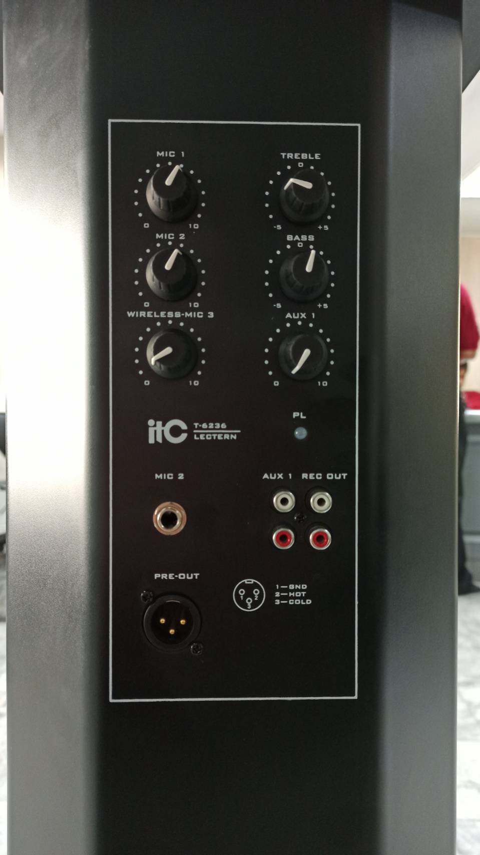 โพเดียมพร้อมไมค์ MI-01 ขนาด (W)58 X (L)38 X (H)110 cm. พร้อมไมค์ก้าน1ชุดพร้อมโคมไฟส่องสว่าง มีลำโพงในตัว