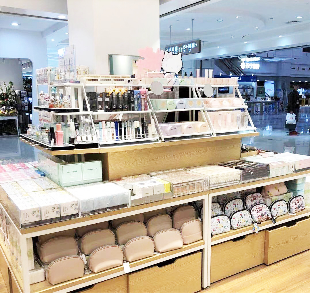 ชั้นวางสินค้า Gift Shop