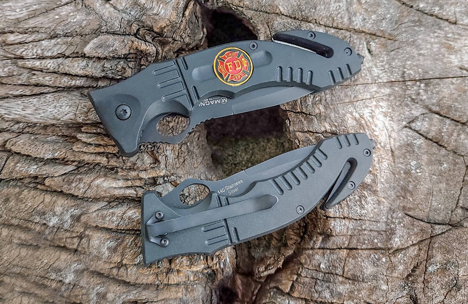 มีดพับกู้ภัยดาวทอง มีดพับทรง tactical รูปทรงดุดัน ใบมีดโฉบเฉี่ยว โดดเด่นด้วยคลิปหนีบที่เจาะรูเหมือนเครื่องระบายความร้อน พร้อมติดหมุดแหลมใช้ทุบกระแทกได้ สวยสะดุดตาด้วยการติดเหรียญดาวทอง สัญลักษณ์หน่วยประจัญบานที่กลางด้าม พร้อมติดตั้งระบบช่วยเปิดเร็วที่ใบมี