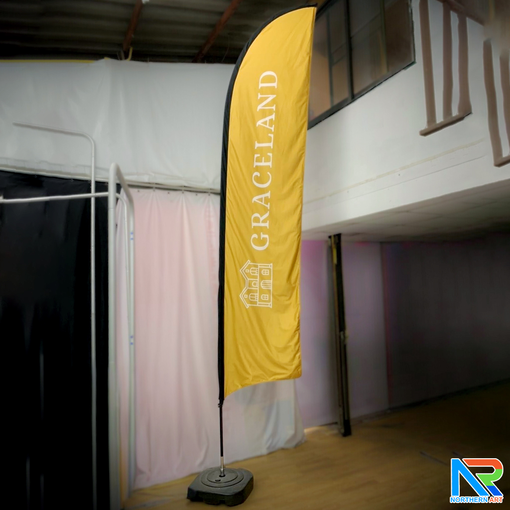 ธงชายหาด รุ่น 2IN 1 ขนาด L แบบใบกล้วย สูง 400 cm.(เมื่อประกอบเสาและผ้าแล้ว) ถอดประกอบได้ พร้อมกระเป๋า 1 ใบ