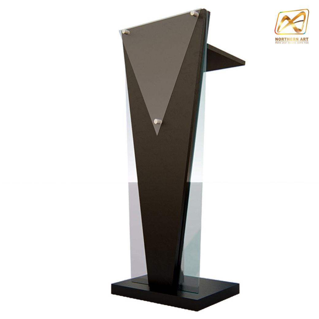 โพเดียมไม้สีดำ ทรงสามเหลี่ยม ขนาด (W) 45 x (L) 35 x (H) 120 cm. ด้านข้างอะคริลิคใส หนา 8 มม. ด้านหน้าอะคริลิคใส ติดหมุด สำหรับติดโลโก้
