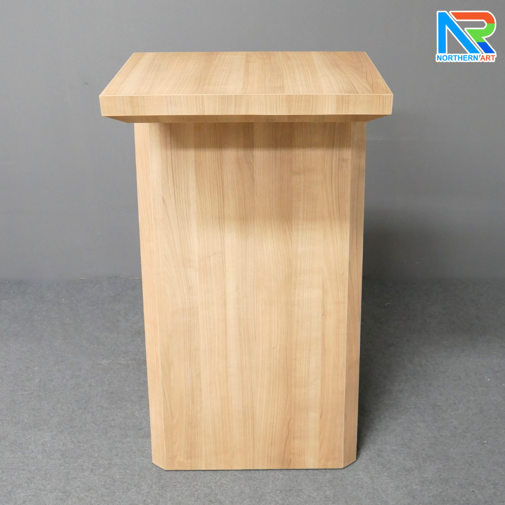โพเดียมไม้ สีวอลนัทอ่อน ทรง Z ขนาด (W)60 x (L)40 x (H)110 ซม. แข็งแรง ทรงสวย เหมาะสำหรับการนำเสนอทุกโอกาส