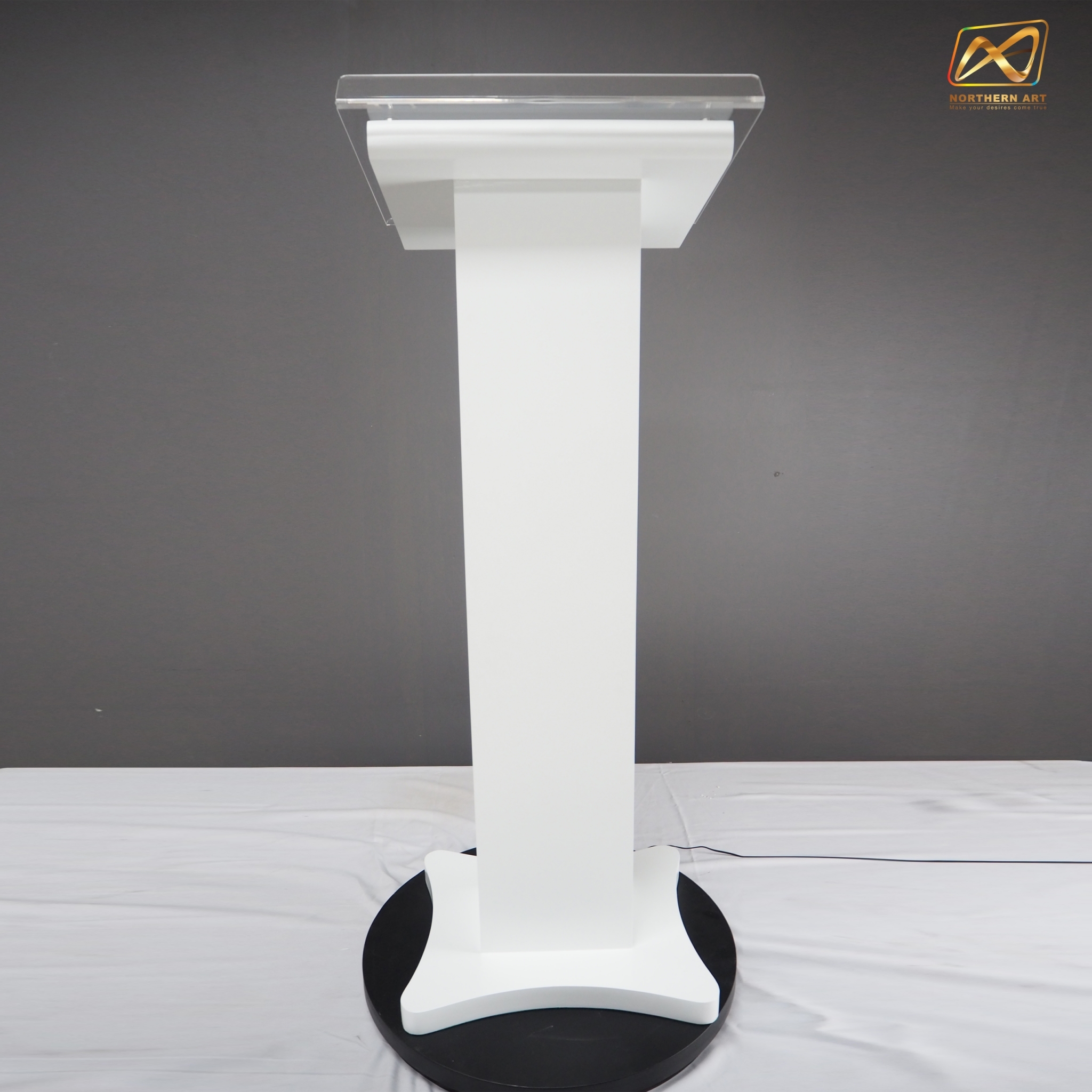 โพเดียมไม้ สีขาว ขนาด (W) 48 x (L) 40 x (H) 120 cm. Top เอียง ปิดทับอะคริลิคใสพร้อมหมุด