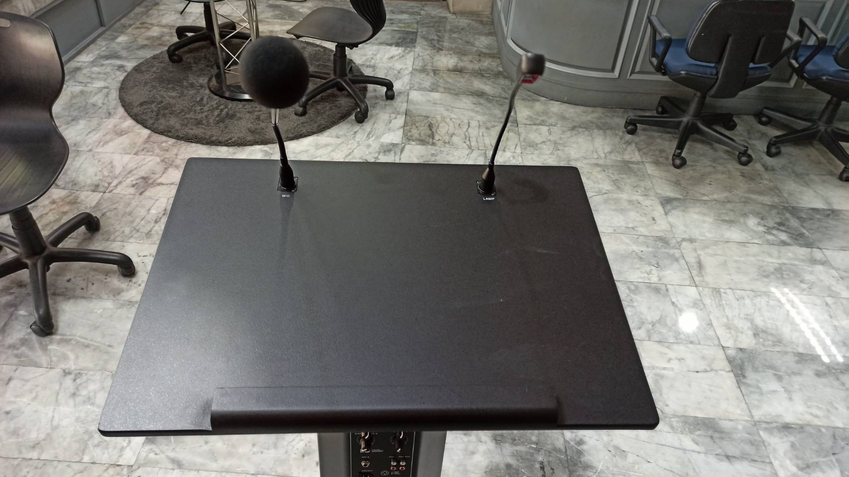 โพเดียมพร้อมไมค์ MI-01 ขนาด (W)58 X (L)38 X (H)110 cm. พร้อมไมค์ก้าน1ชุดพร้อมโคมไฟส่องสว่าง มีลำโพงในตัว