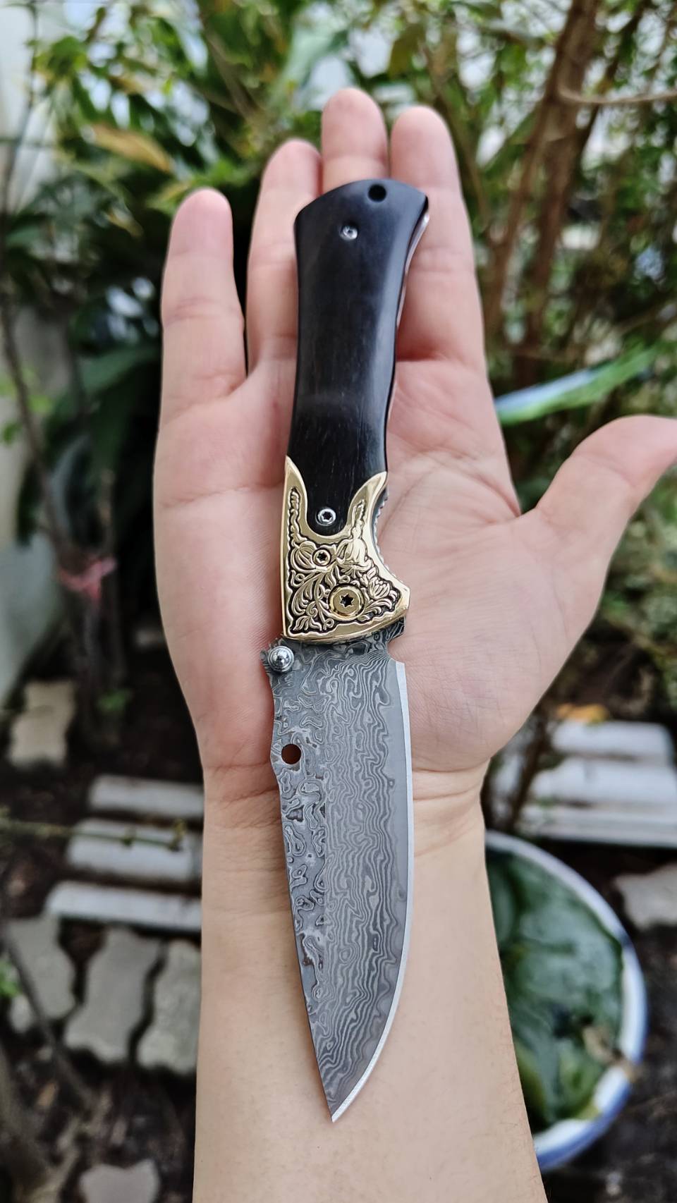 มีดพับเหล็กดามัสกัส ไม้ดำ สวยปราณีตทุกมุมมอง ตัวด้ามเป็นไม้แท้สลับกับโลหะสลักลาย สะสมก็ดีใช้ก็สุดยอด
