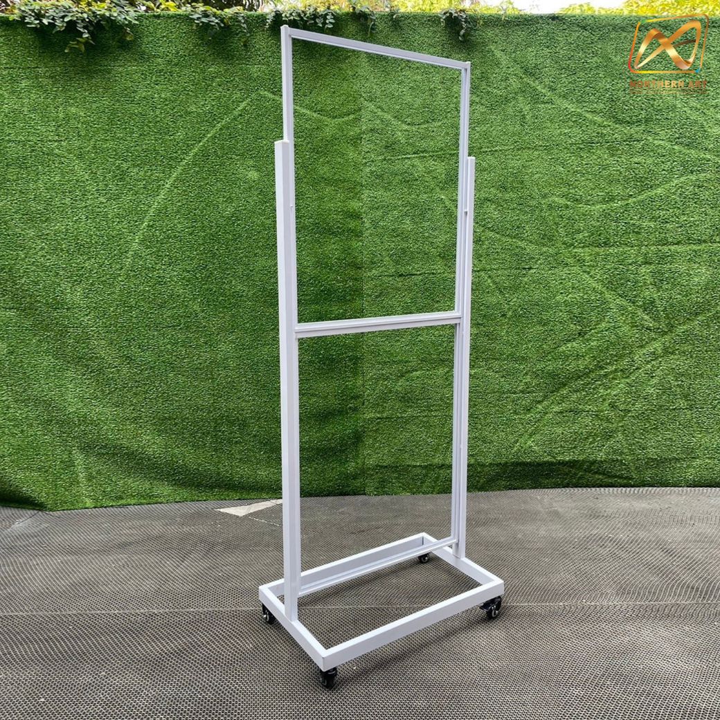 ป้ายตั้งพื้นเหล็ก กรอบคู่ สีขาว มีล้อ (W) 58 × (L) 73 x (H) 160 cm. สอดงานด้านบน โชว์ภาพ2ด้าน ถอดประกอบได้