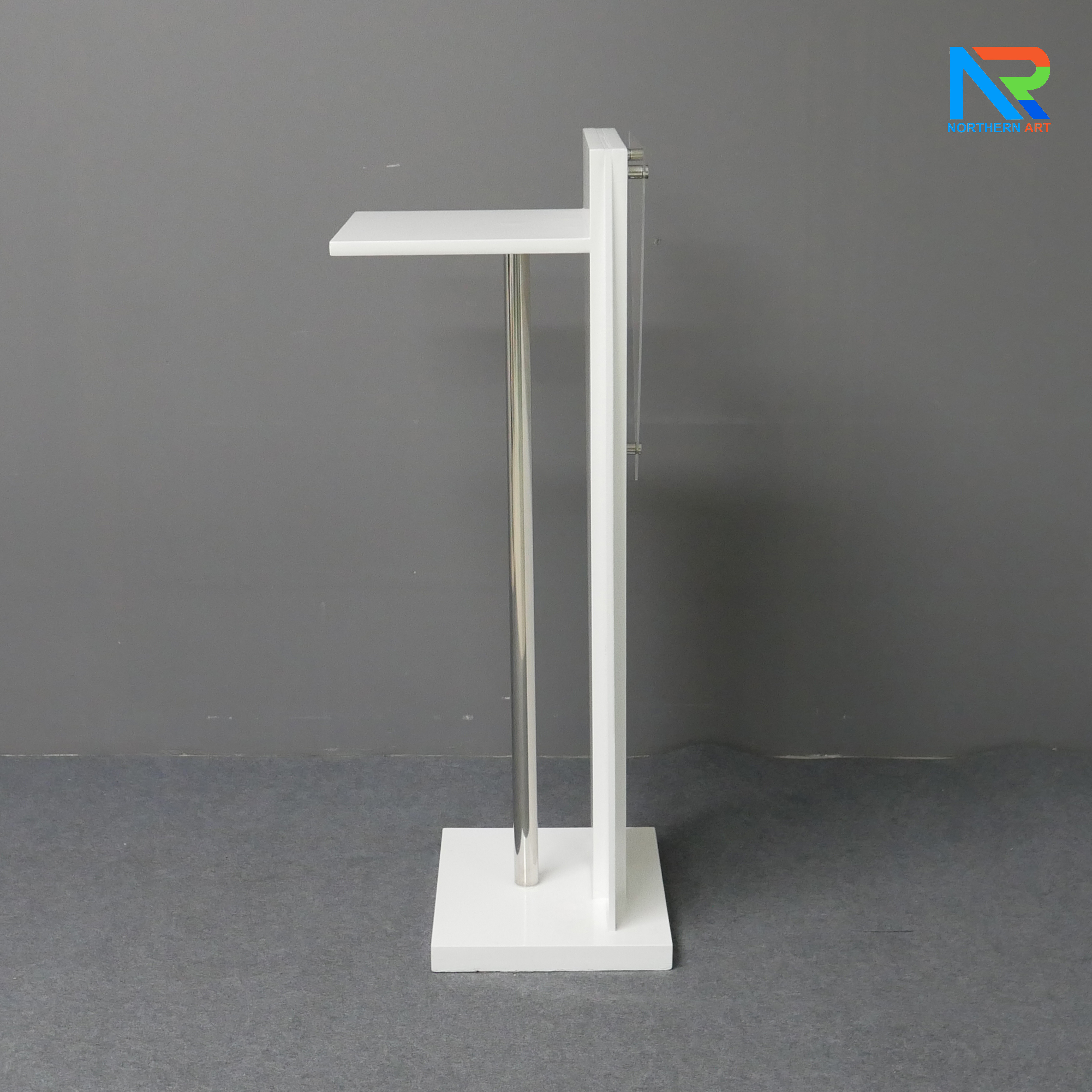 โพเดียมไม้สีขาว ทรงสามเหลี่ยม ขนาด (W) 45 x (L) 35 x (H) 118 cm. ด้านหน้าอะคริลิคใส ติดหมุด สำหรับติดโลโก้