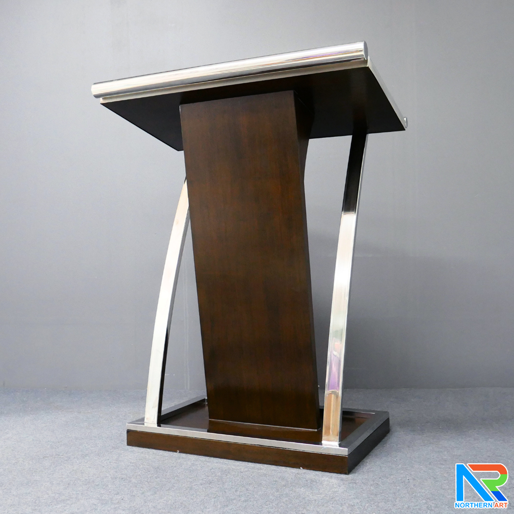 โพเดียมไม้ยืนคู่ Top หุ้มสแตนเลสยืนคู่ สีโอ๊คน้ำตาล ขนาด (W) 90x (L) 59 x (H) 120 cm. พร้อมตกแต่งเสาโค้งสแตนเลสเกรด304