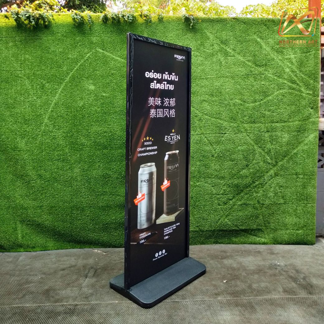 ป้ายตั้งพื้นฐานน้ำ ขนาด(W) 63 x (L) 37 x (H) 166 cm. โชว์งานพิมพ์ 2 ด้าน โครงอะลูมิเนียม ถอดประกอบได้ ฐานน้ำถ่วงน้ำหนัก