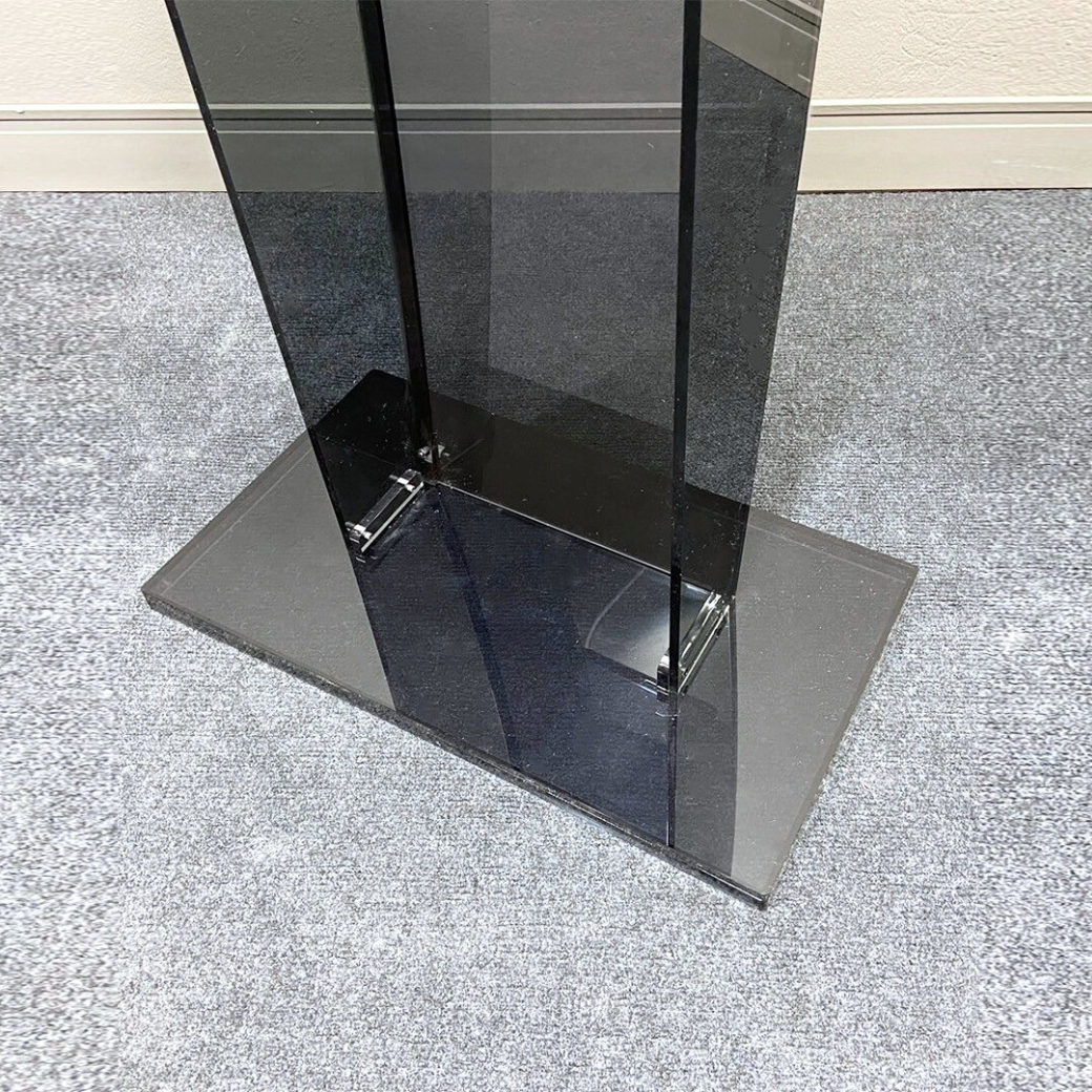โพเดียม อะคริลิคสีดำใส ขนาด(W)68 x (L)34 x (H)123 cm. TOP เอียงพร้อมกันตก วัสดุอะคริลิคใส หนา 8 มม.