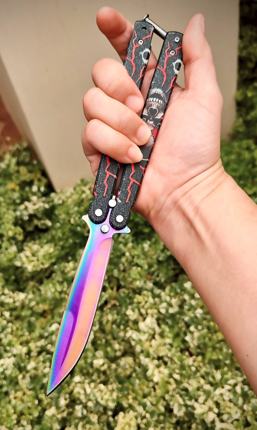 🗡️ บาลิซอง Skull Thunder — ดุดันทุกองศา ใบมีดสีรุ้งเคลือบไทเทเนียม เงางามสะท้อนแสง ด้ามลายหัวกะโหลกผ่าฟ้าแดง เท่ ดุดัน ไม่ซ้ำใคร จับถนัดเต็มมือ น้ำหนักบาลานซ์ ควงลื่นมือ ขนาดใหญ่พิเศษ เหมาะสำหรับสะสมและฝึกควง ดีไซน์สไตล์นักรบโลหะ สะท้อนพลังและเอกล