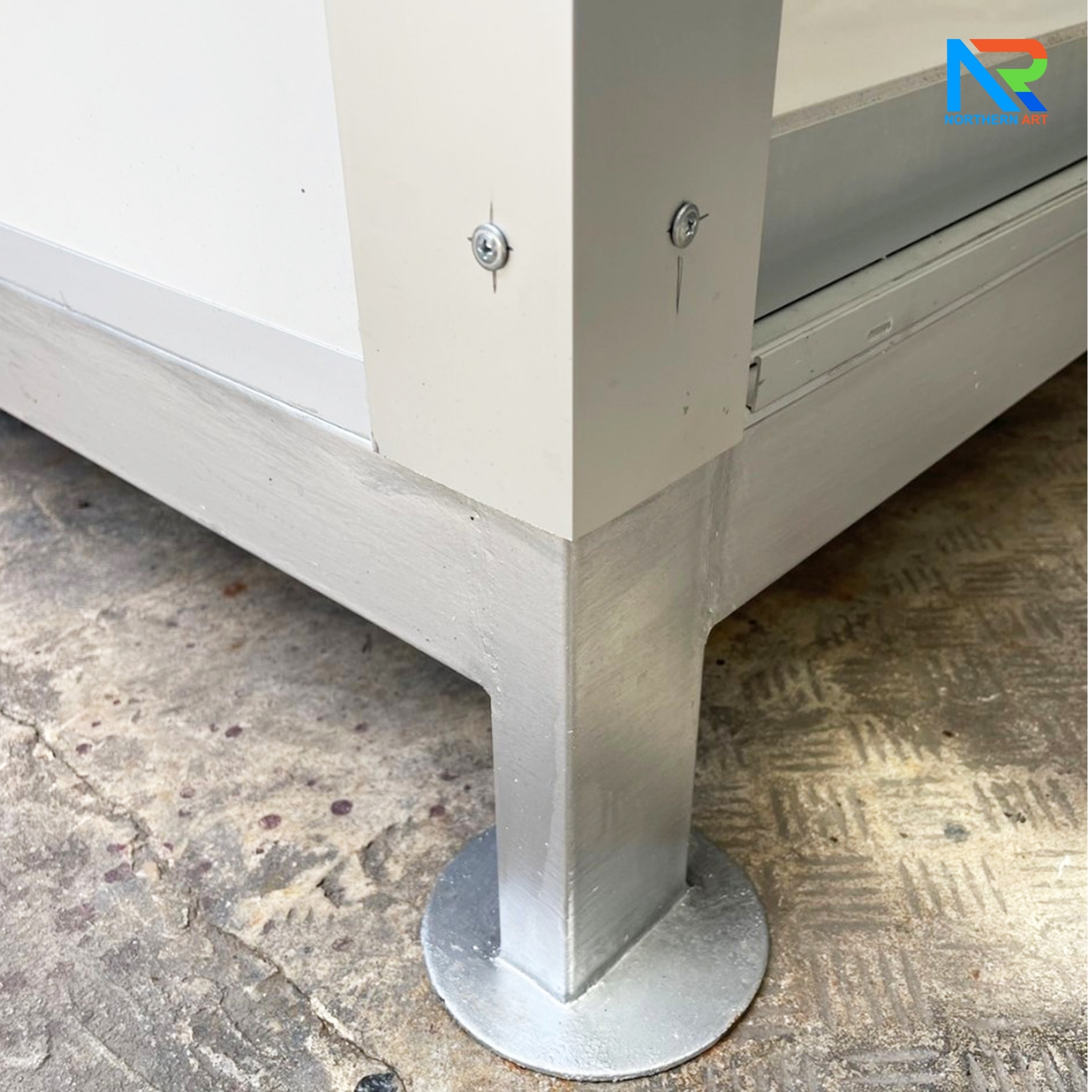 ป้อมยามสำเร็จรูป รุ่น ISOWALL ขนาด 1.20x1.20 ม.โครงสร้างเหล็ก ผนังISOWALL หนา 50 มม.กรอบประตู-หน้าต่าง อะลูมิเนียมสีเงิน