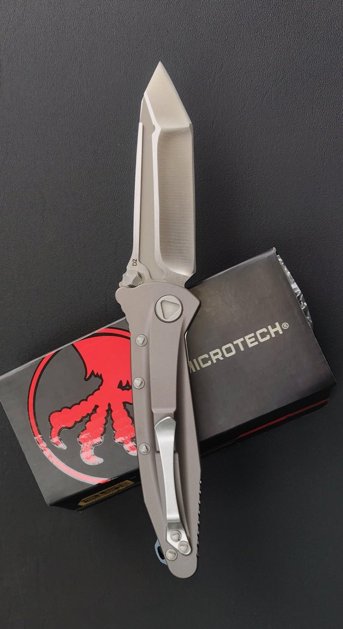 มีดพับ Bullet Fang🔥 🔥มีดพับทรง tanto blade ที่ออกแบบมาอย่างดุดันและแข็งแรง ตัวใบมีดเงาวับคมกริบ เน้นสันตรงปลายมุมแหลมที่ทะลุทะลวงได้ดี ด้ามจับใช้วัสดุโลหะชุบสี titanium finish ให้ความรู้สึกพรีเมียม มั่นคง แข็งแรง และจับถนัดมือ เสริมด้วยสกร