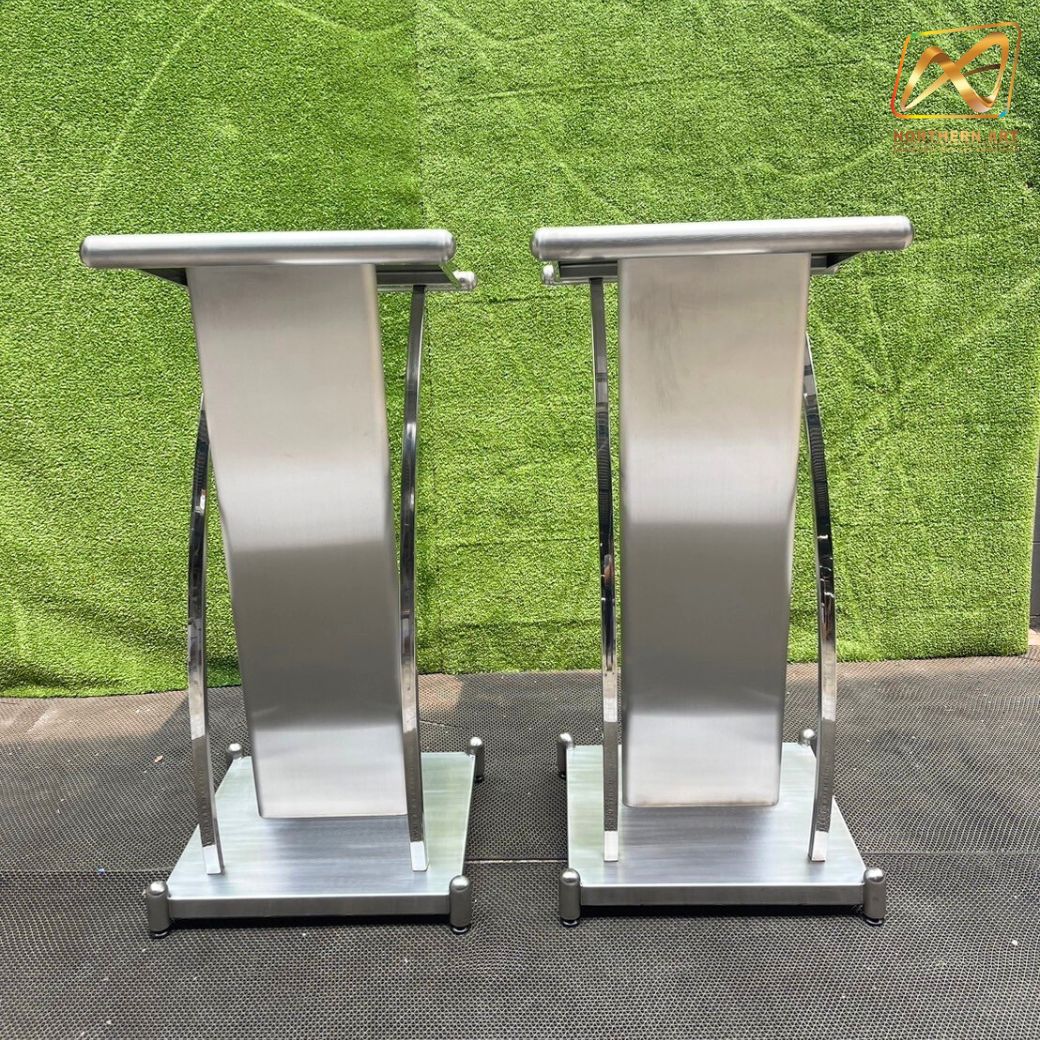 โพเดียมสแตนเลส แฮร์ไลน์ ST-01 ขนาด TOP (W)57 x (L)49 สูง (H)116 ซม. ตกแต่งสแตนเลสโค้งด้านข้าง เกรด304 แข็งแรงทนทาน