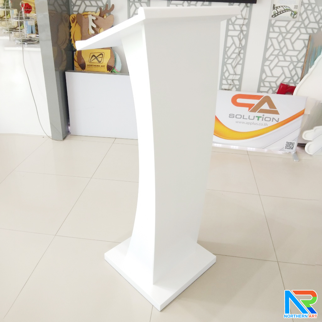 โพเดียมไม้ สีขาว ทรงโค้ง ขนาด (W) 50 x (L) 40 x (H) 120 cm. สไตล์โมเดิร์น พร้อมชั้นวางของ