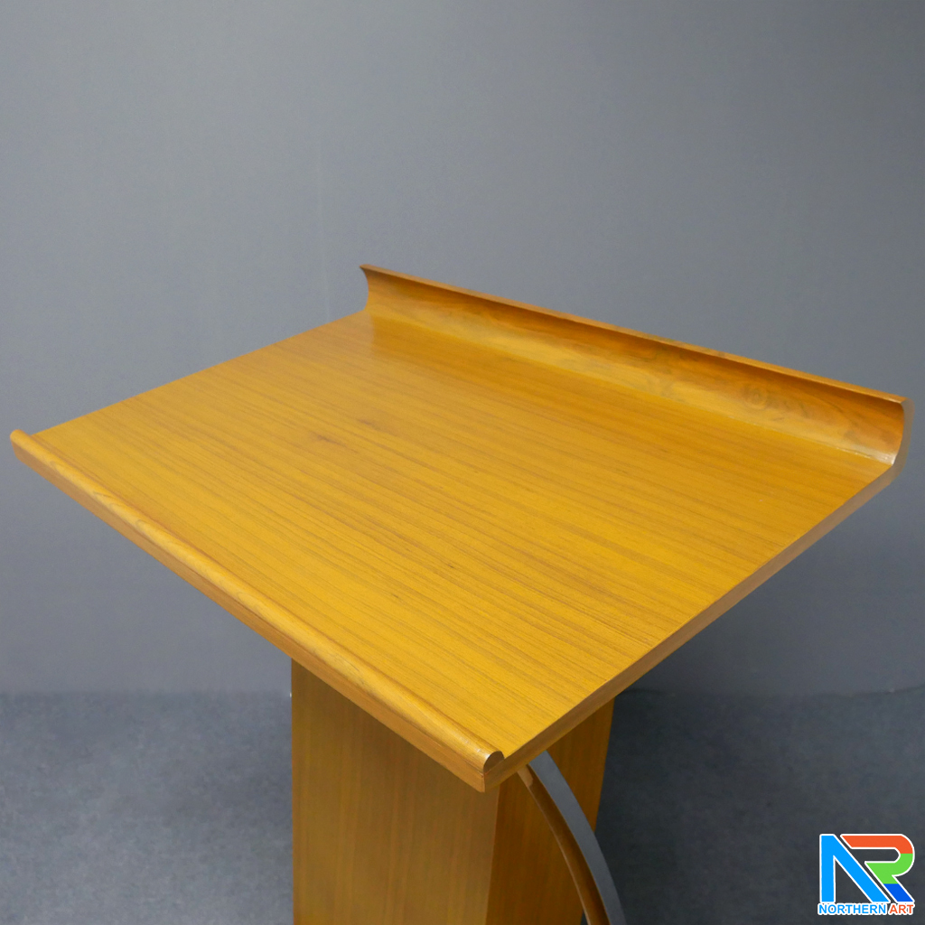 โพเดียมไม้ ยืนคู่ สีสักขนาด (W) 90x (L) 63 x (H) 120 cm. ตกแต่งเสาโค้งสแตนเลสเกรด 304