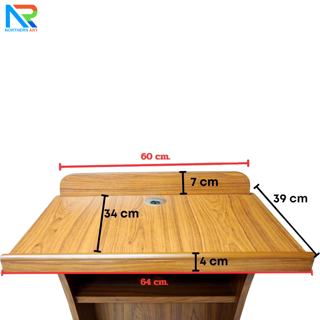 โพเดียม ลายไม้ สีโอ๊ค Top ตรง ขนาด (W) 60 x (L) 39 cm. สูง 120 cm. ตกแต่งแถบสแตนเลสสีทองด้านหน้า พร้อมชั้นวางของ