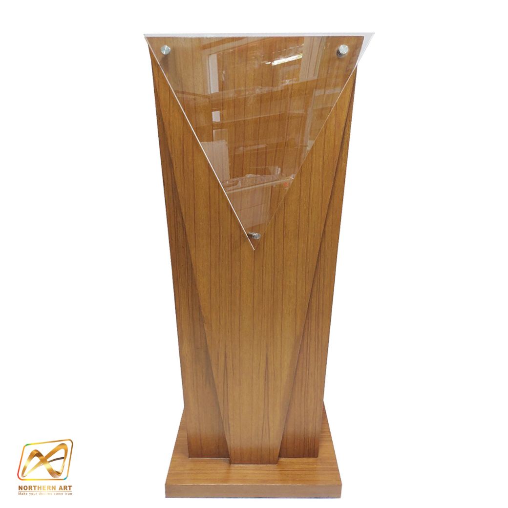 โพเดียมลายไม้สีสัก ทรงสามเหลี่ยม ขนาด (W) 45 x (L) 35 x (H) 118 cm. ด้านหน้าอะคริลิคใส ติดหมุด สำหรับติดโลโก้