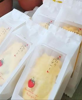 ซองใส่ขนมลายสตอเบอรี่ แพค 100 ใบ 13x4.5+2.5 ซม.