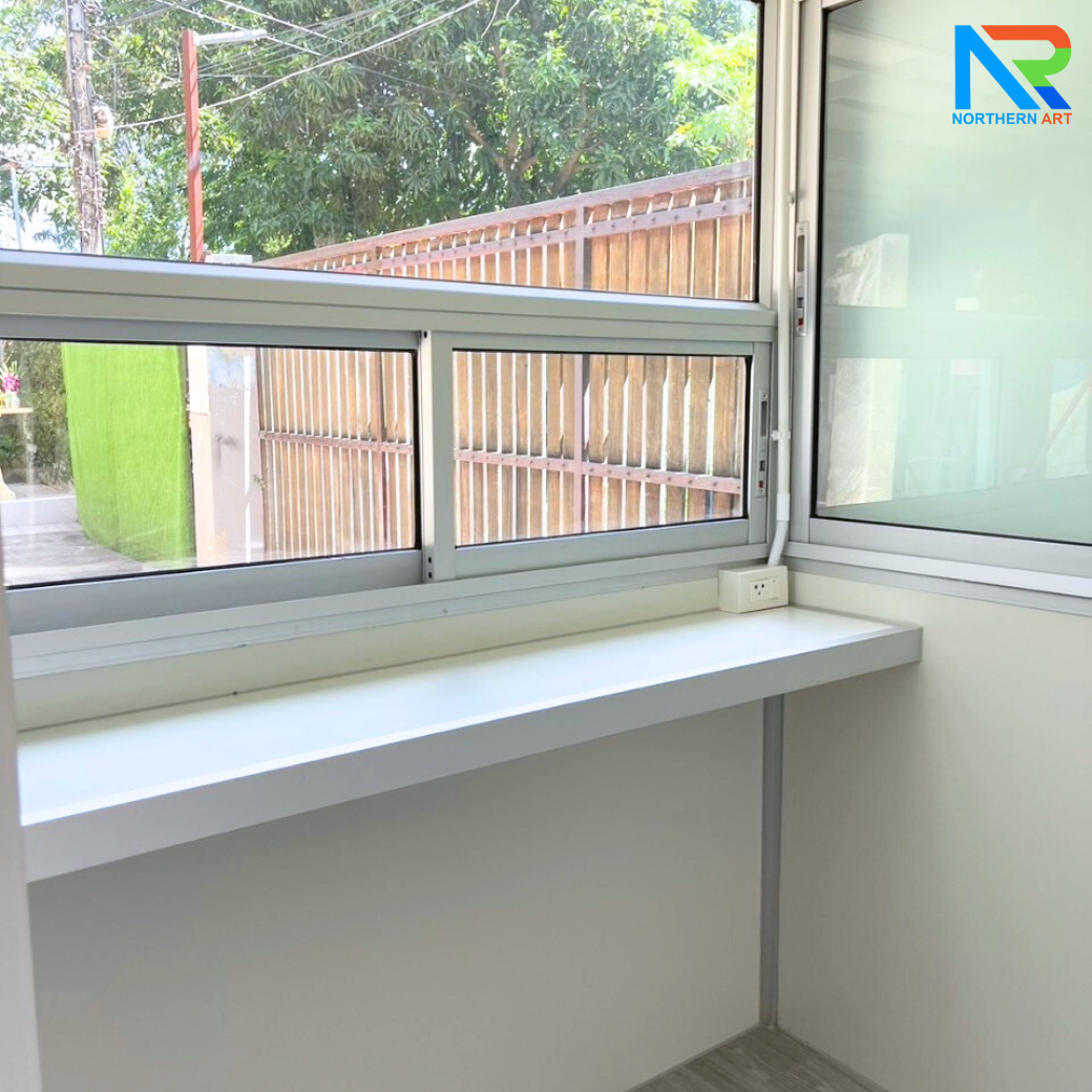 ป้อมยามสำเร็จรูป รุ่น ISOWALL ขนาด 1.50x1.50 ม.โครงสร้างเหล็ก ผนังISOWALL หนา 50 มม.กรอบประตู-หน้าต่าง อะลูมิเนียมสีเงิน