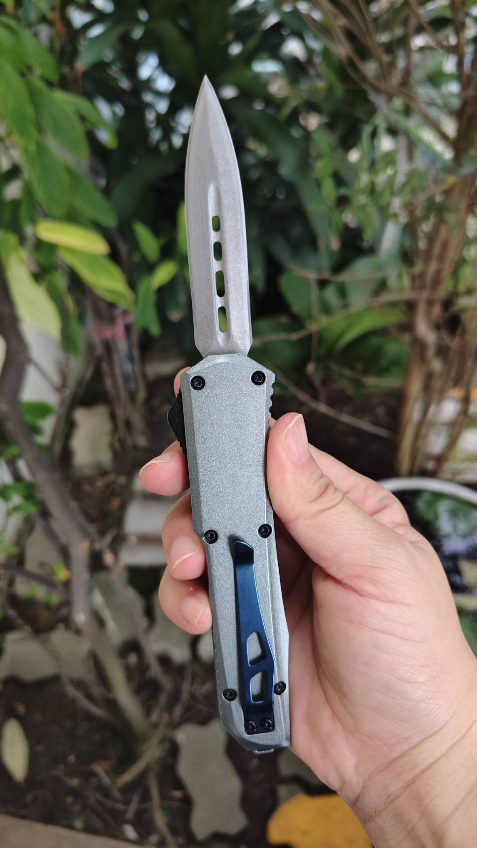 มีด OTF (Out The Front) Dagger ดีไซน์สุดล้ำ! ดุดัน ไม่เหมือนใคร! 🔥 มีดพับออโต้แบบ OTF (Out The Front) ที่ไม่ใช่แค่ใช้งานได้ แต่ยังสะท้อนรสนิยมที่ไม่ธรรมดา ระบบ OTF Dual Action: เปิด-ปิดใบมีดได้รวดเร็วทันใจ เพียงเลื่อนสไลด์ ไม่ต้องกลัวพลาด! ดีไซน์ด