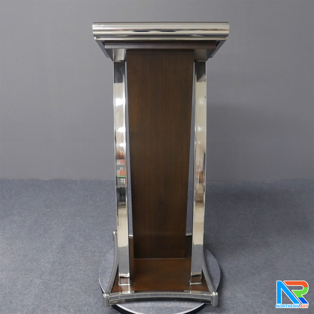 โพเดียมไม้สีโอ๊ค ตกแต่งสแตนเลส เกรด304 ขนาด (W) 47 x (D) 44 x (H)120 cm.