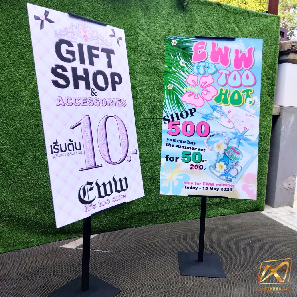 ขาตั้งโปสเตอร์เหล็ก แบบเอียง ฐานพลาสติก-ขึ้นรูป เสริมแผ่นยางถ่วงน้ำหนัก โชว์งานพิมพ์ 1 ด้าน ปรับระดับ-ปรับเอนได้ ถอดประกอบเคลื่อนย้ายสะดวก