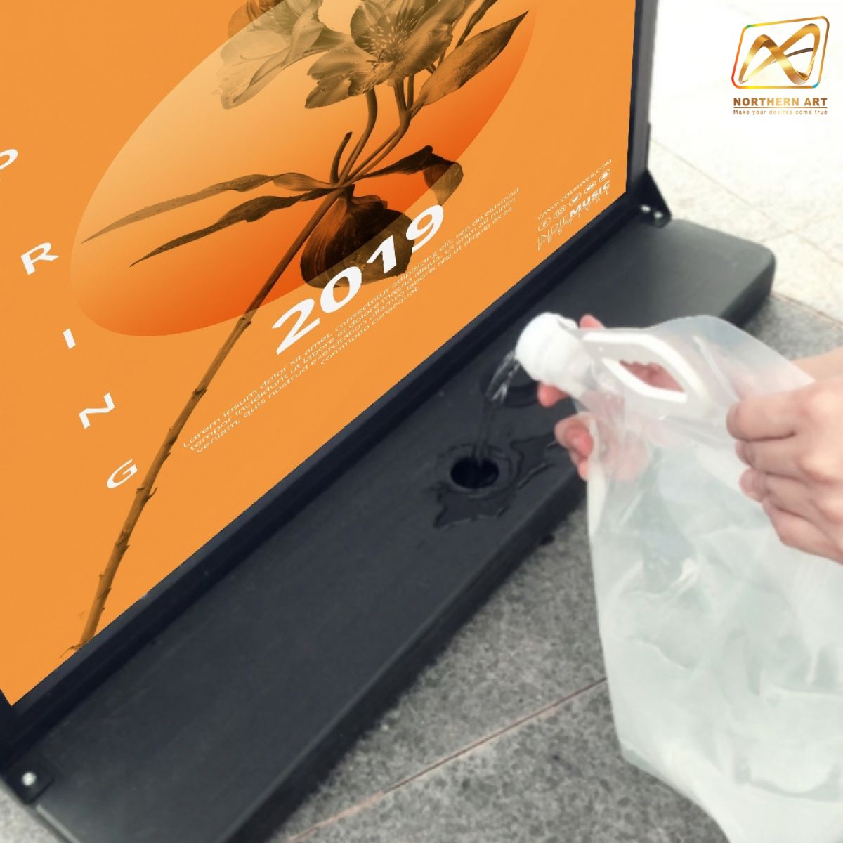 ป้ายตั้งพื้นฐานน้ำ ขนาด(W) 63 x (L) 37 x (H) 166 cm. โชว์งานพิมพ์ 2 ด้าน โครงอะลูมิเนียม ถอดประกอบได้ ฐานน้ำถ่วงน้ำหนัก