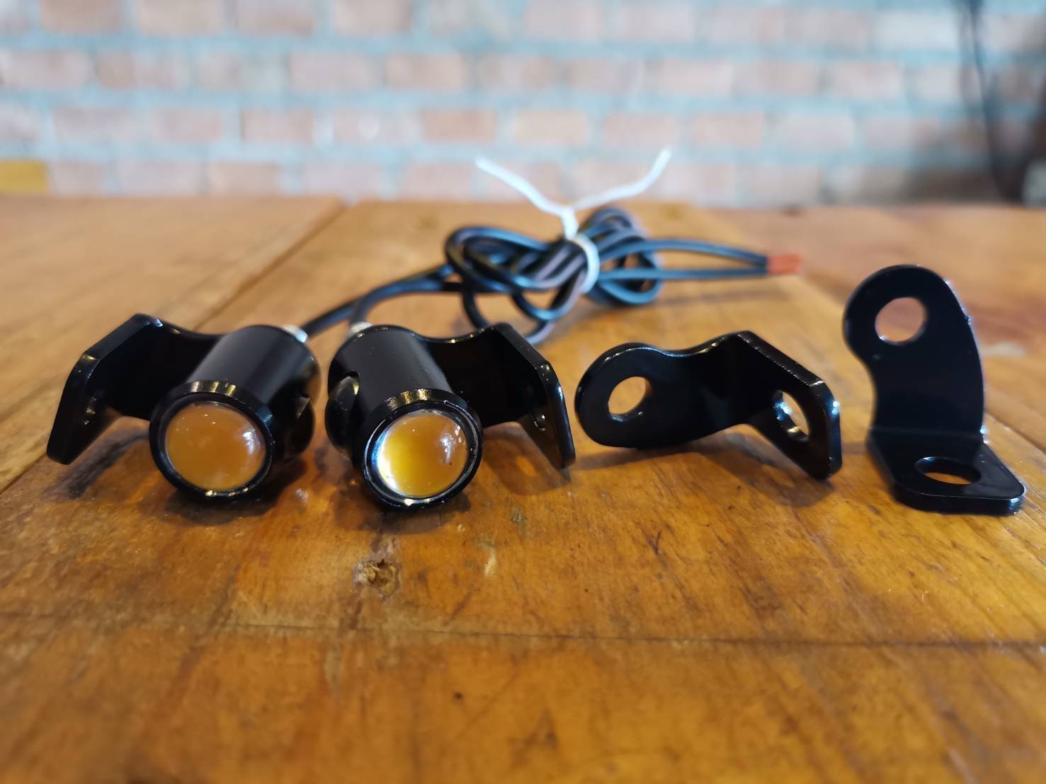 ไฟเลี้ยวตาแมว ไฟออก 2 ด้าน (No.6) พร้อมขาจับ