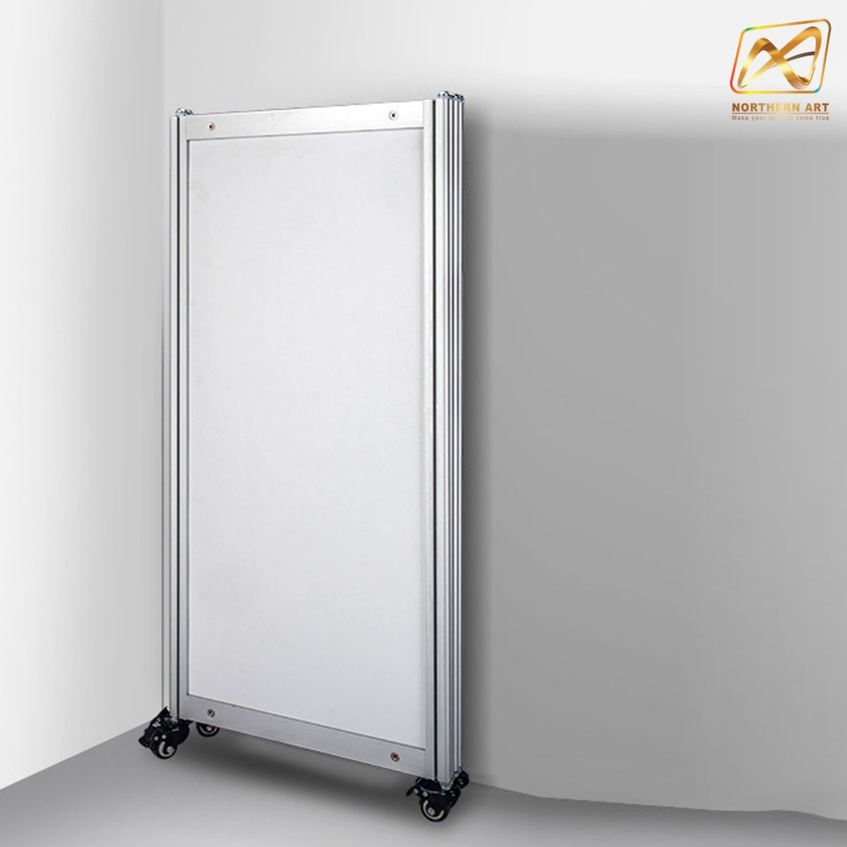 บอร์ดจัดนิทรรศการ แบบตั้งตรงต่อเนื่อง 3 บาน พร้อมล้อ และชุดค้ำยัน โครงอะลูมิเนียม ถอดประกอบได้ เคลื่อนย้ายสะดวก