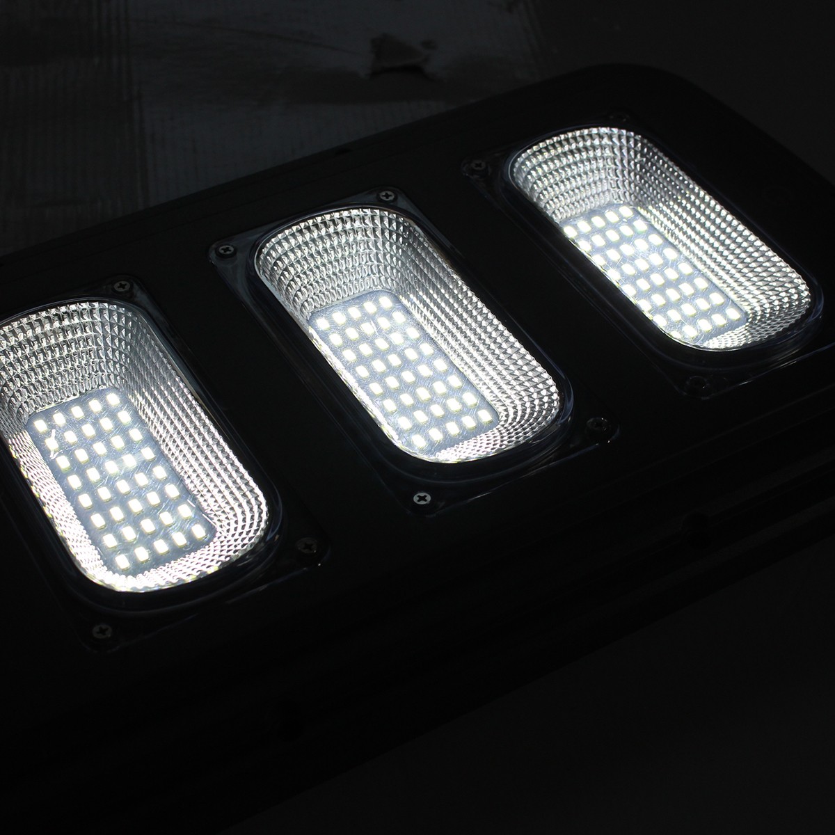 IWC-STR-SOLAR-REMOTE-90W โคมไฟถนน โซล่าเซลล์ ( มีระบบ Sensor ) พร้อมรีโมท