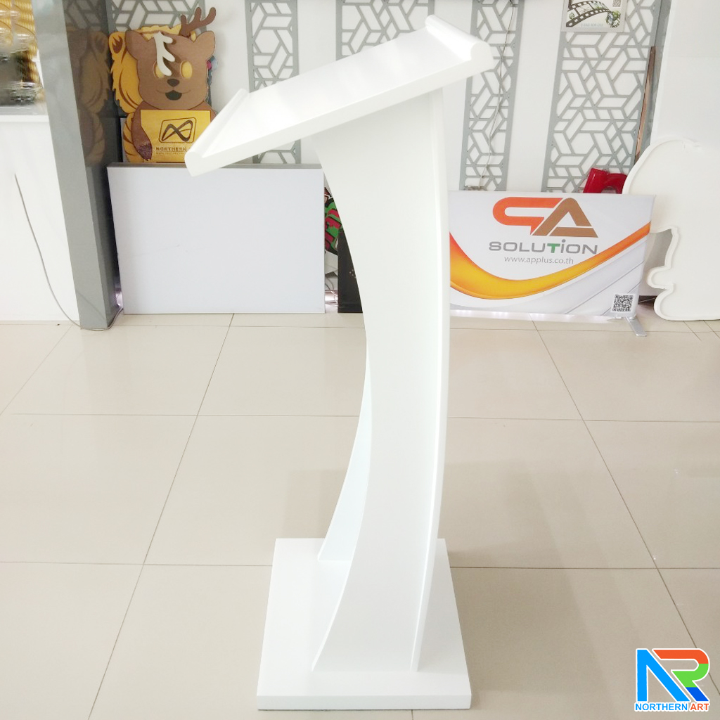 โพเดียมไม้ สีขาว ทรงโค้ง ขนาด (W) 50 x (L) 40 x (H) 120 cm. สไตล์โมเดิร์น พร้อมชั้นวางของ