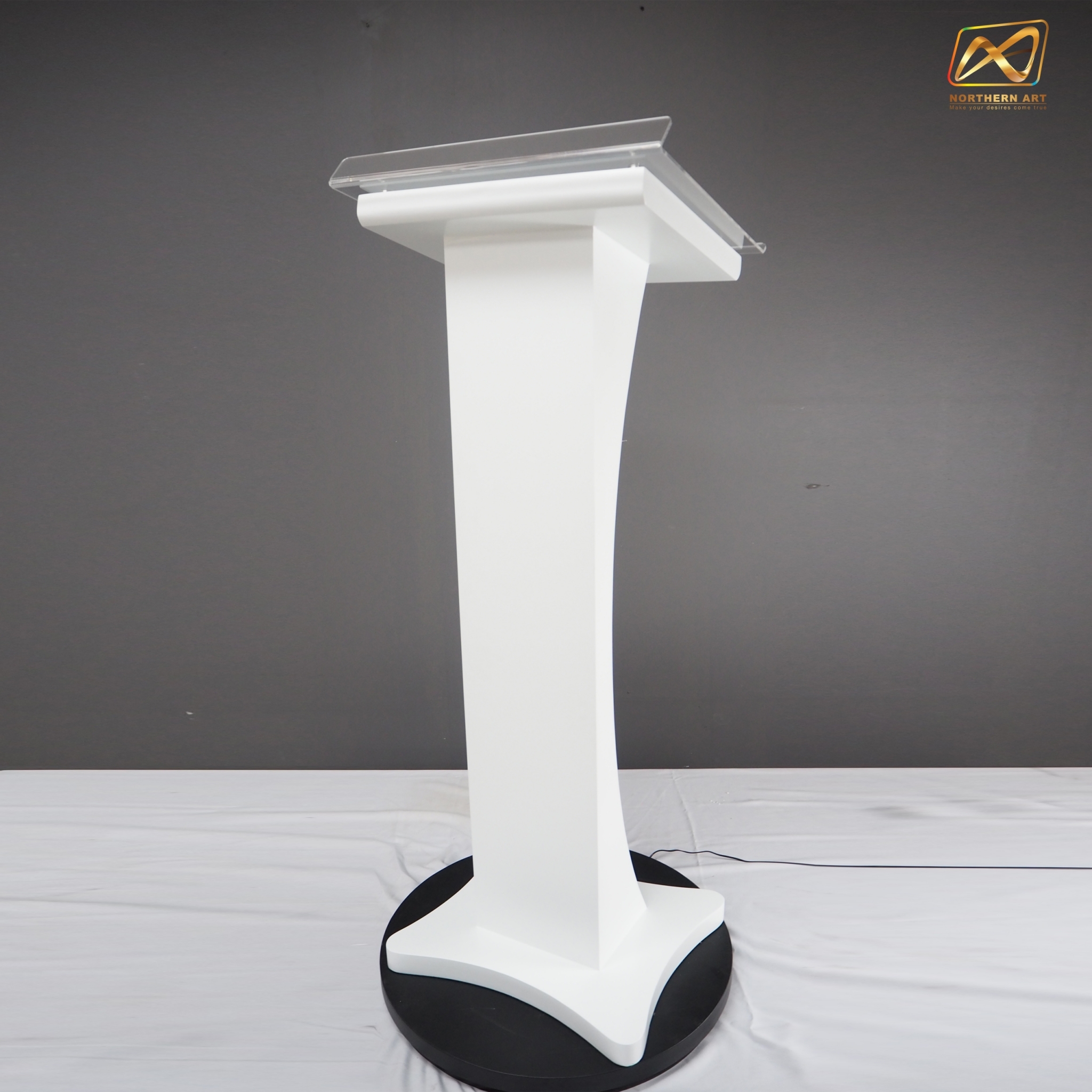 โพเดียมไม้ สีขาว ขนาด (W) 48 x (L) 40 x (H) 120 cm. Top เอียง ปิดทับอะคริลิคใสพร้อมหมุด