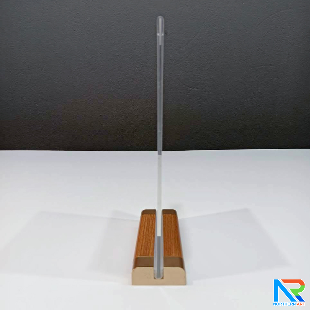 ป้ายตั้งโต๊ะ A5 ฐานไม้ พร้อมอะคริลิคใส สอดงานพิมพ์ด้านข้าง โชว์งานพิมพ์ 2 ด้าน