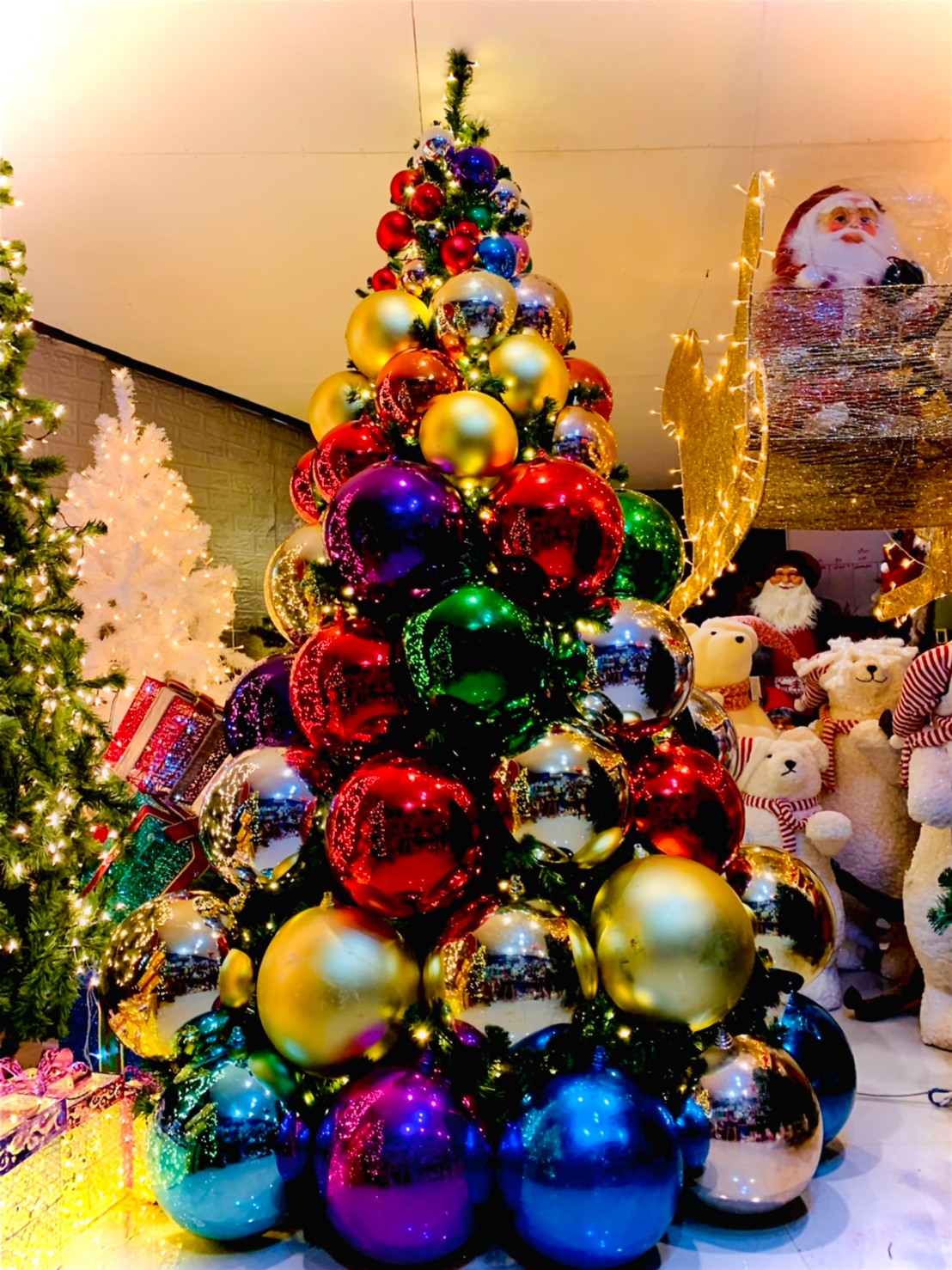 แบบต้นคริสต์มาสปอม ขนาด9ฟุต ตกแต่งบอลคริสต์มาสหลากสีสันในีม Ball christmastree