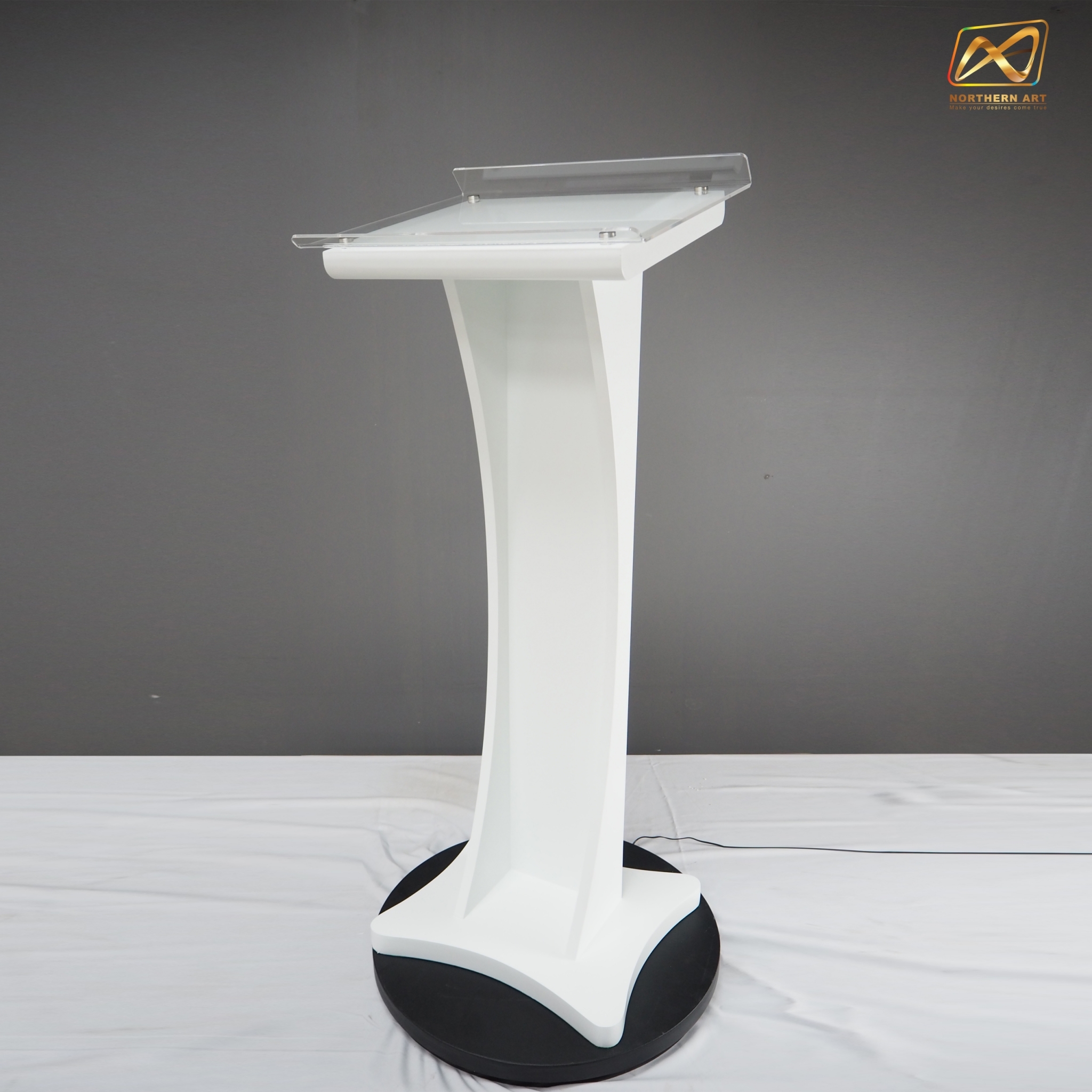 โพเดียมไม้ สีขาว ขนาด (W) 48 x (L) 40 x (H) 120 cm. Top เอียง ปิดทับอะคริลิคใสพร้อมหมุด