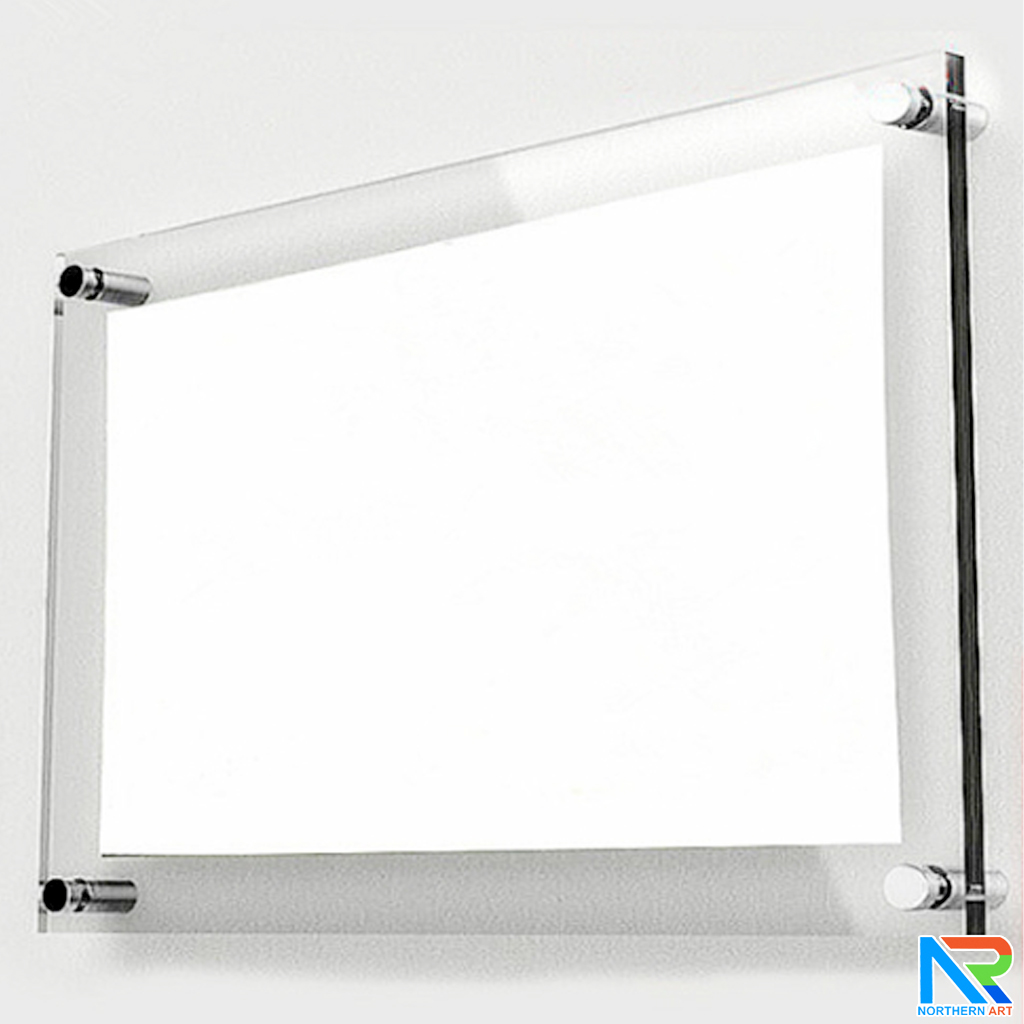 กรอบรูป อะคริลิคใสติดผนัง อะคริลิคสองแผ่นประกบกันยึดแน่นด้วยหมุดทั้ง 4 มุม รูปภาพใส่ตรงกลางระหว่างอะคริลิค ติดตั้งง่าย