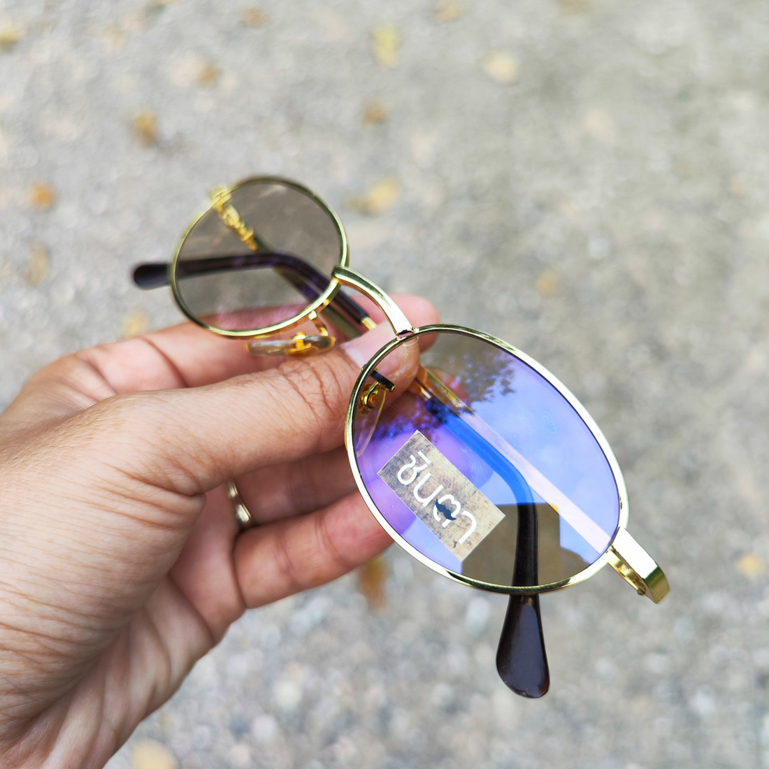 กรอบแว่นตา แว่นตาวินเทจ แว่นเก่าเก็บยุค 90 รุ่น Thong Cha กรอบสีทองทรงรีมน รองรับการนำไปตัดเลนส์สายตา วินเทจแท้ หายากและไม่มีผลิตอีกแล้ว นำเสนอโดย ร้านชินตา