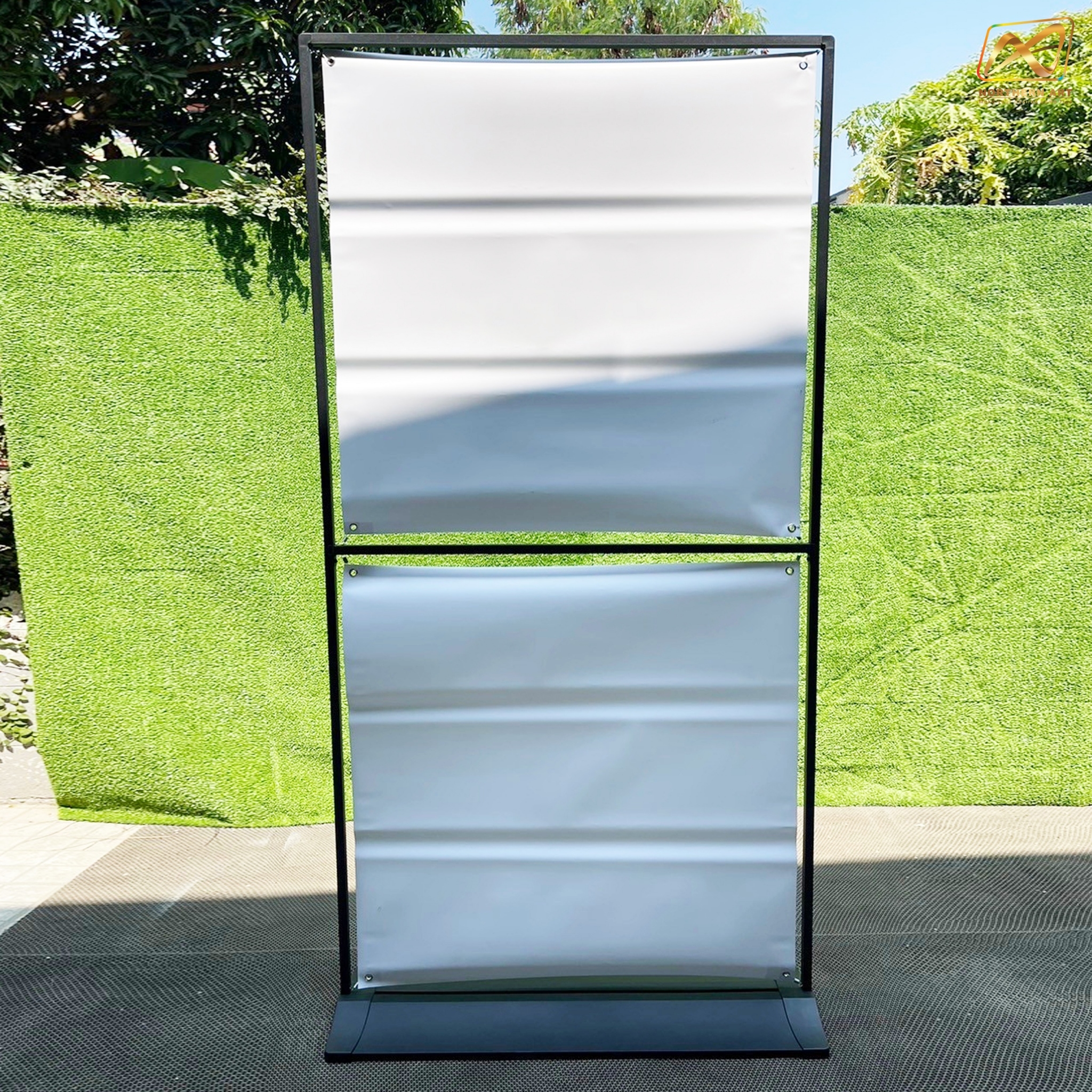 ป้ายตั้งพื้น รุ่นแขวน แบบ 2 เฟรม ฐานพลาสติกขึ้นรูป ขนาด 100x200 ซม. โครงเหล็กสีดำพร้อมขอแขวน 4 มุม ถอดประกอบได้ เคลื่อนย้ายสะดวก